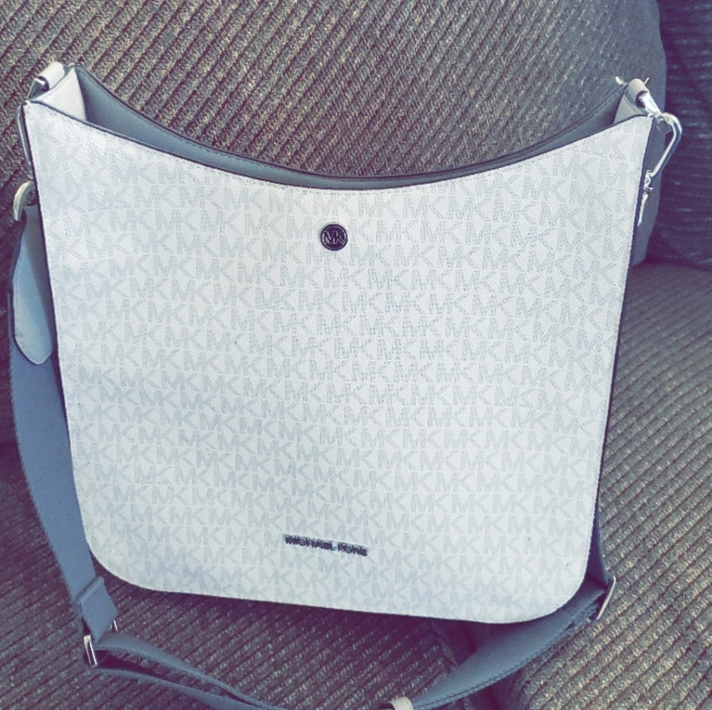 Micheal Kors medium messenger bag w/silver hardware